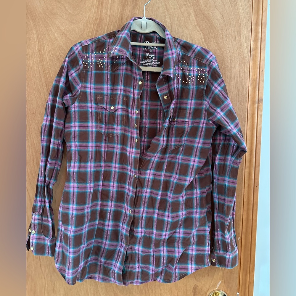 Wrangler Rock 47 snap front western shirt. Size L. Purple/burgundy plaid.